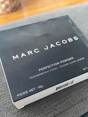 Marc Jacobs Perfection Powder Compact -100 FINISH LINE